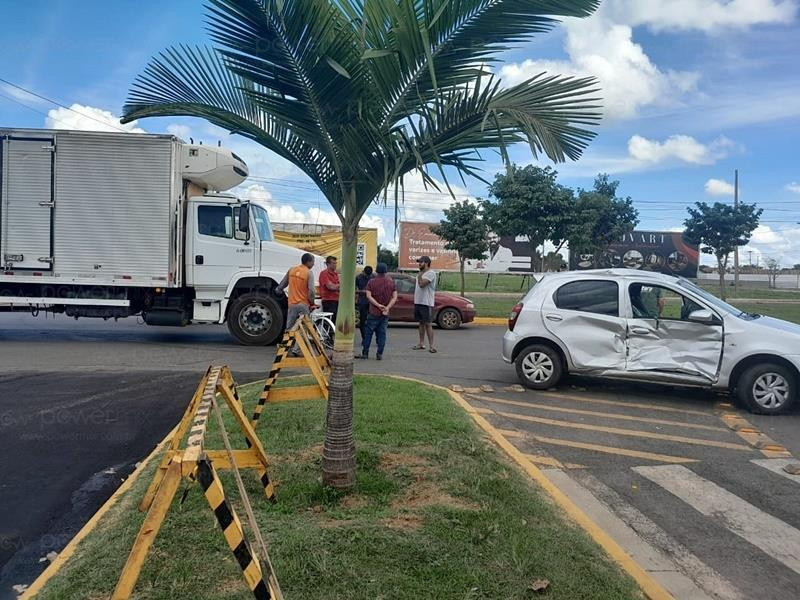 Caminhão carro e bicicleta se envolvem em acidente de trânsito no