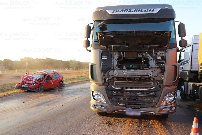 Carro Entra Na Contram O E Colide De Frente Carreta Na Br Em