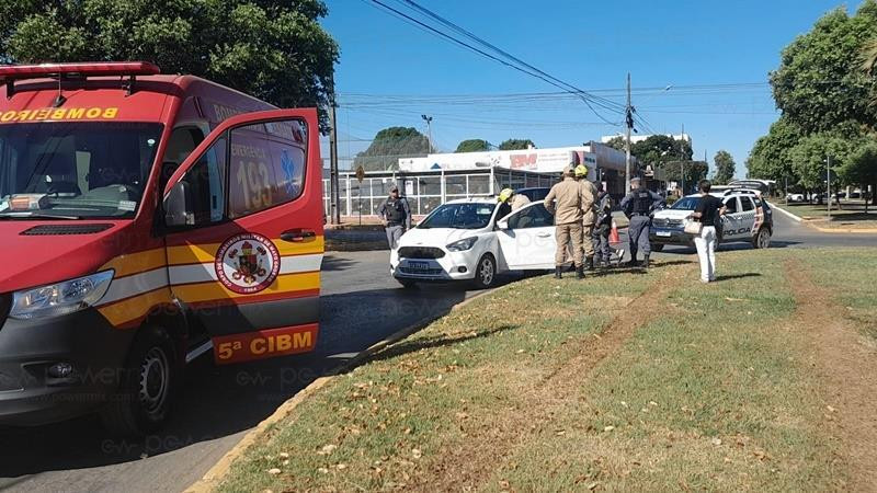 Dois Ve Culos Se Envolvem Em Acidente De Tr Nsito No Centro De Nova