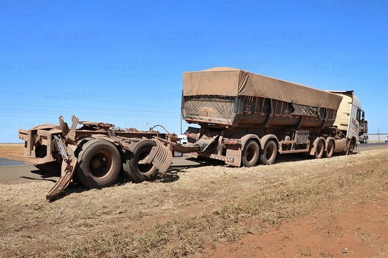 Vagão de carreta carregado adubo tomba na BR 163 em Nova Mutum MT