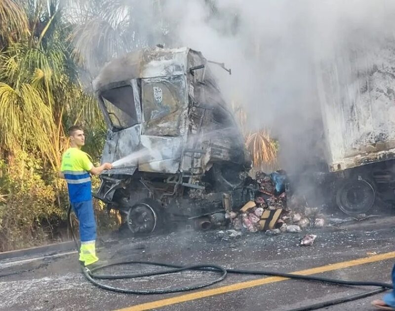 Carreta Fica Destru Da Ap S Pegar Fogo Na Br Entre Sinop E Ita Ba