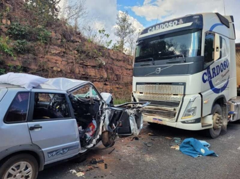 Batida Entre Carro E Caminh O Semirreboque Mata Tr S Pessoas Da Mesma