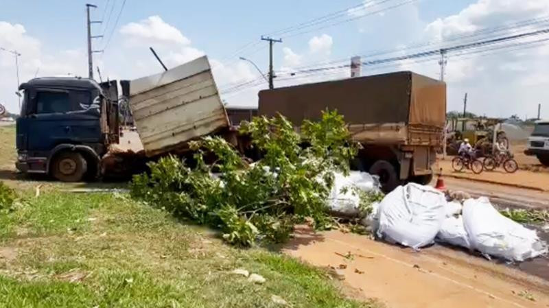 Pneu de carreta estoura na BR 163 e veículo colide em poste de