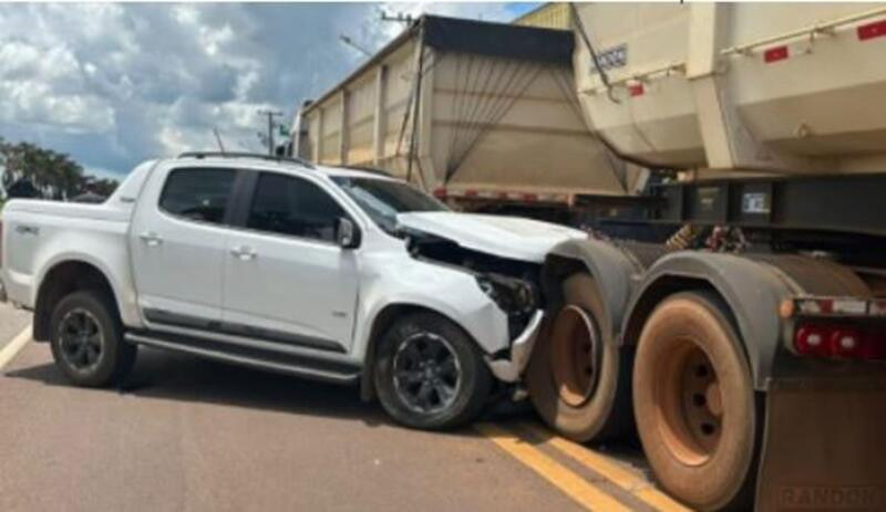 Motorista fica ferido após perder controle e atingir lateral de carreta