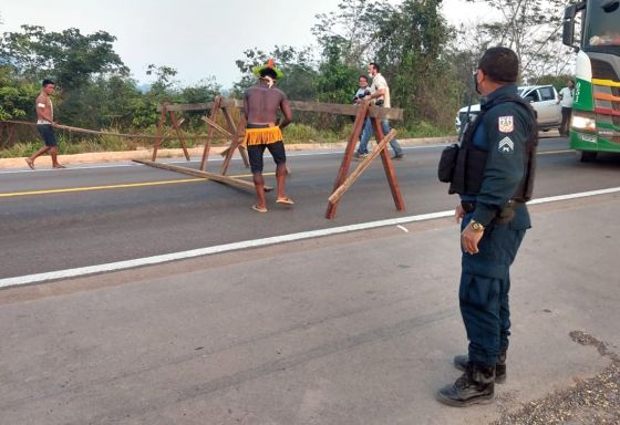 índios bloqueando rodovia 