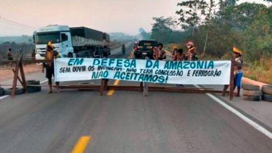 Índios fecham rodovia 