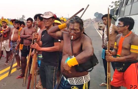índios trancando rodovia 
