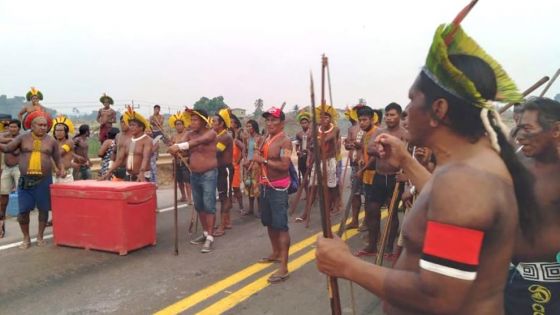 índios trancando rodovia 