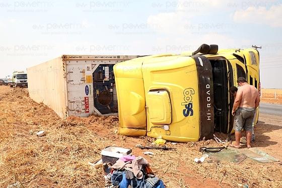 carreta com carne suína tomba na br-163 N.M