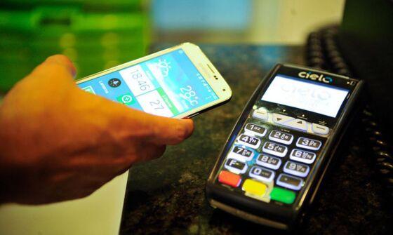 Celular e maquina e cartão