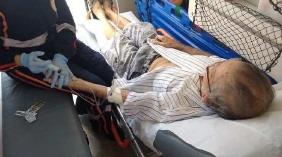 idoso sendo medicado