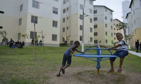 moradia, crianças brincando