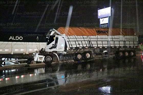 acidente envolvendo 2 carreta e 1 caminhão