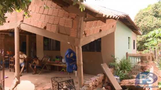 carro invade residência em Sorriso 