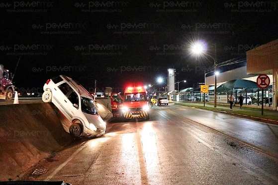 carro sai da br-163 e fica preso em barranco N.M