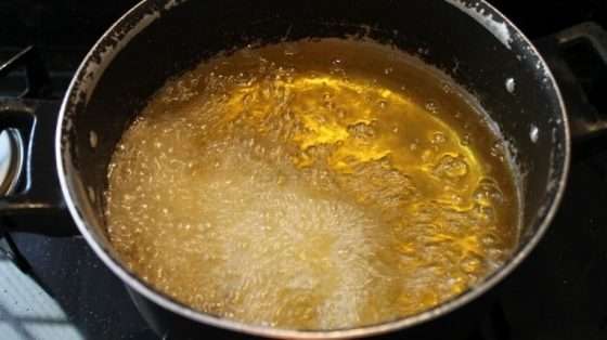 Panela com óleo quente