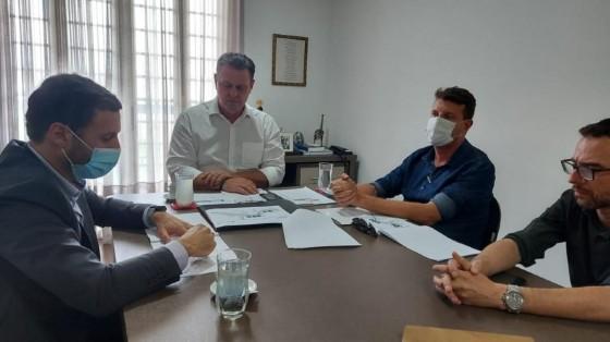prefeito de sorriso reunido com diretores da rota do oeste