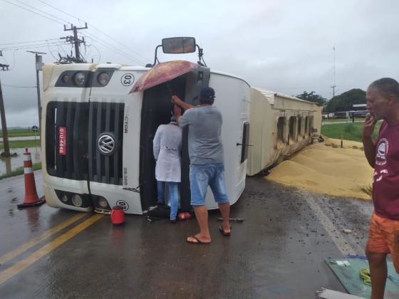 Caminhão tombou LRV
