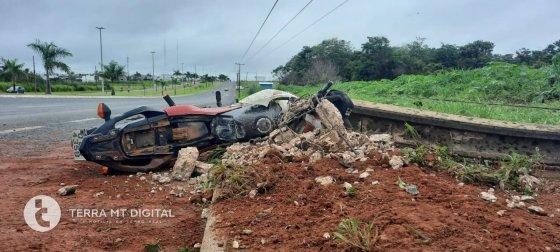 moto bate em poste LRV