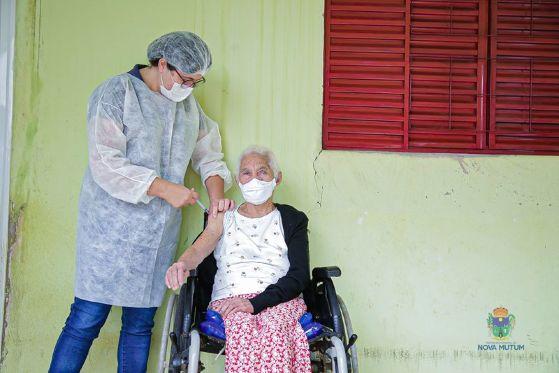 Idosa de 105 anos sendo vacinada COVID-19