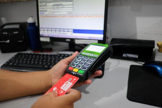 PASSANDO CARTÃO NA MAQUININHA DETRAN