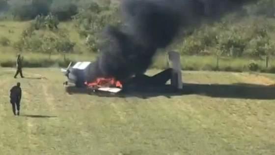 avião pegando fogo