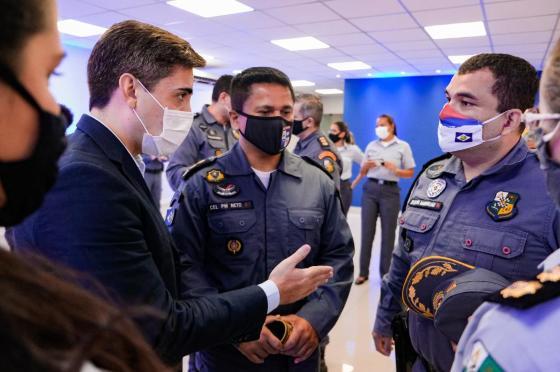 Policiais conversando sobre escola militar sinop