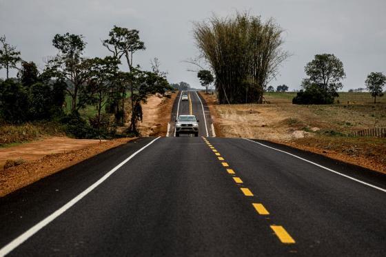 Veículo com farol na rodovia