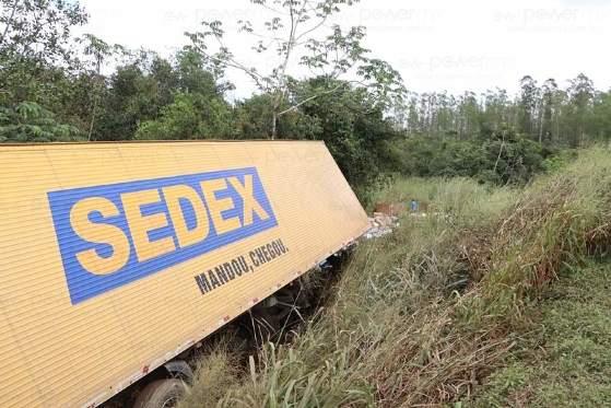 Carreta dos correios acidente