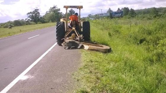 roçando margens de rodovia