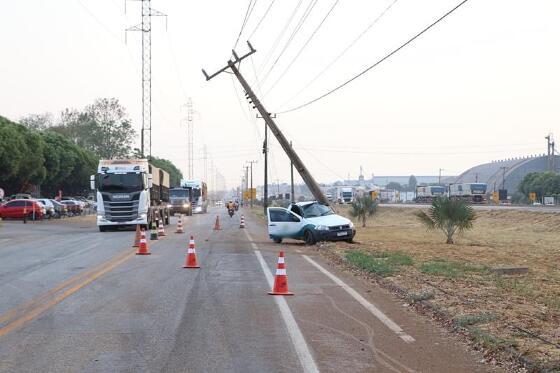 acidente e poste pegando fogo