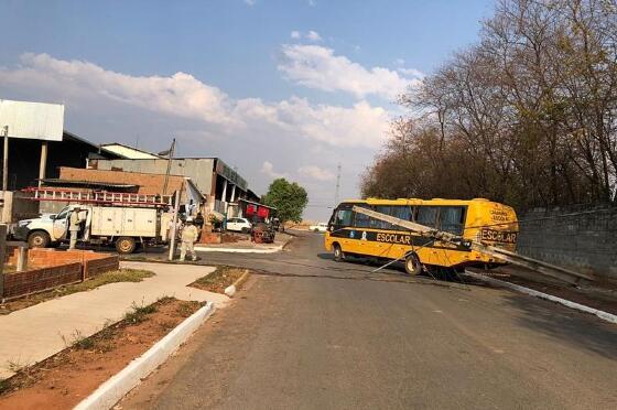 ônibus derruba poste N.M