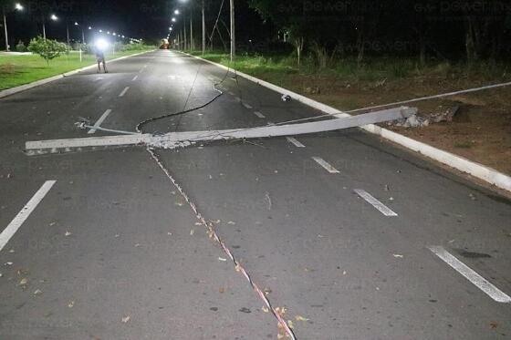 veículo derruba poste na Av. dos uirapurus