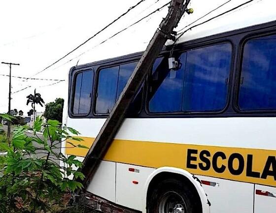 ônibus colidido sorriso