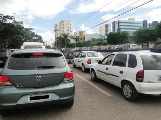 FILA DE VEÍCULOS