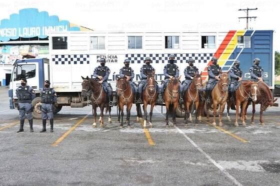 Reforço cavalaria na operação fim de ano