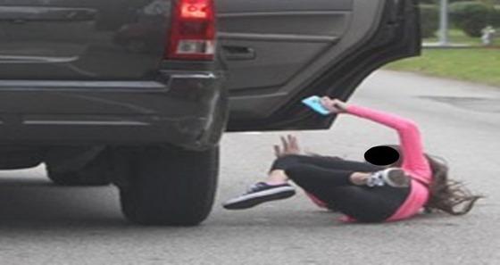 mulher pulando de carro
