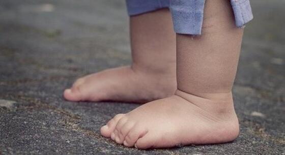 pés de crianças