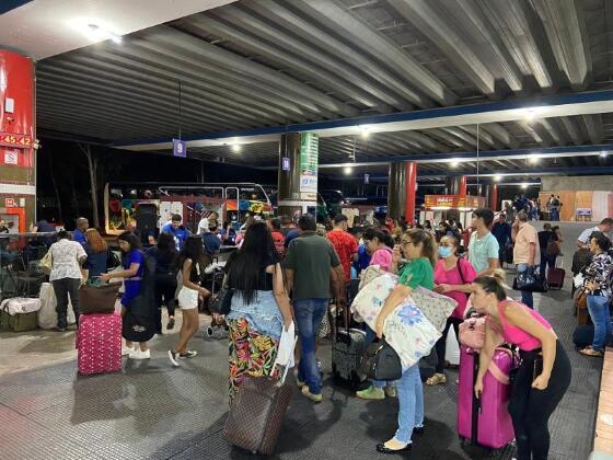 rodoviária embarque de ônibus fila 