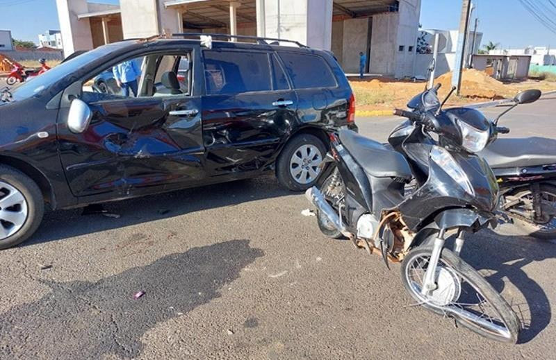 Três pessoas ficam feridas em acidente de trânsito entre duas motos e um carro no bairro Bela