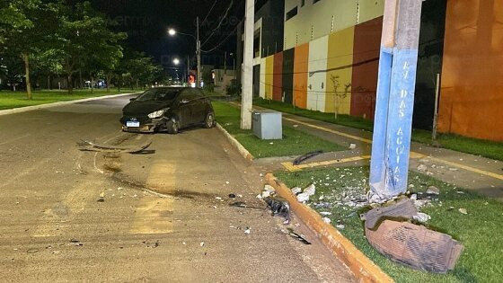 carro colidiu contra poste N.M