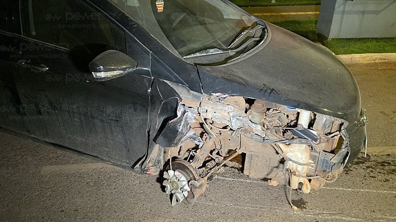 carro colidiu contra poste N.M