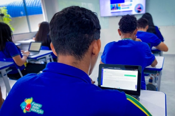 ESTUDANTE SALA DE AULA