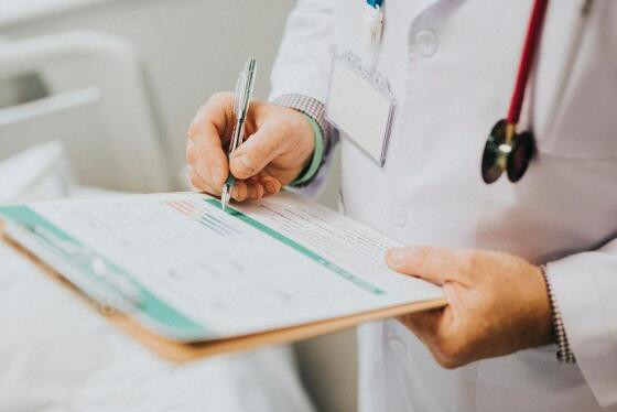 medico fazendo anotações