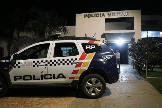 Foto quartel da PM com viatura
