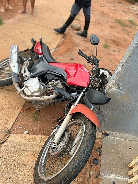 Motociclista De 16 Anos Tenta Fugir Da Pm Colide Com Viatura Bate