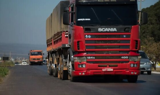 carretas transportando rodovia caminhões