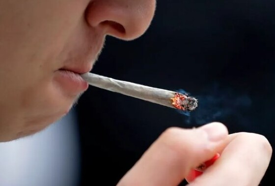 fumando maconha