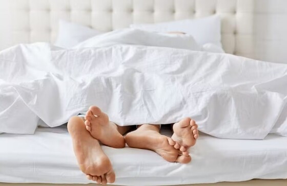 casal na cama sexo