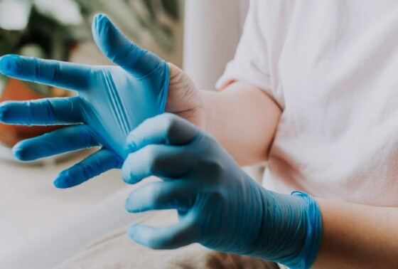 médico usando luvas